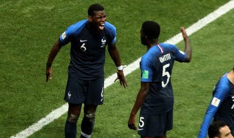 Paul Pogba grita a rabiar su gol en frente de Samuel Umtiti