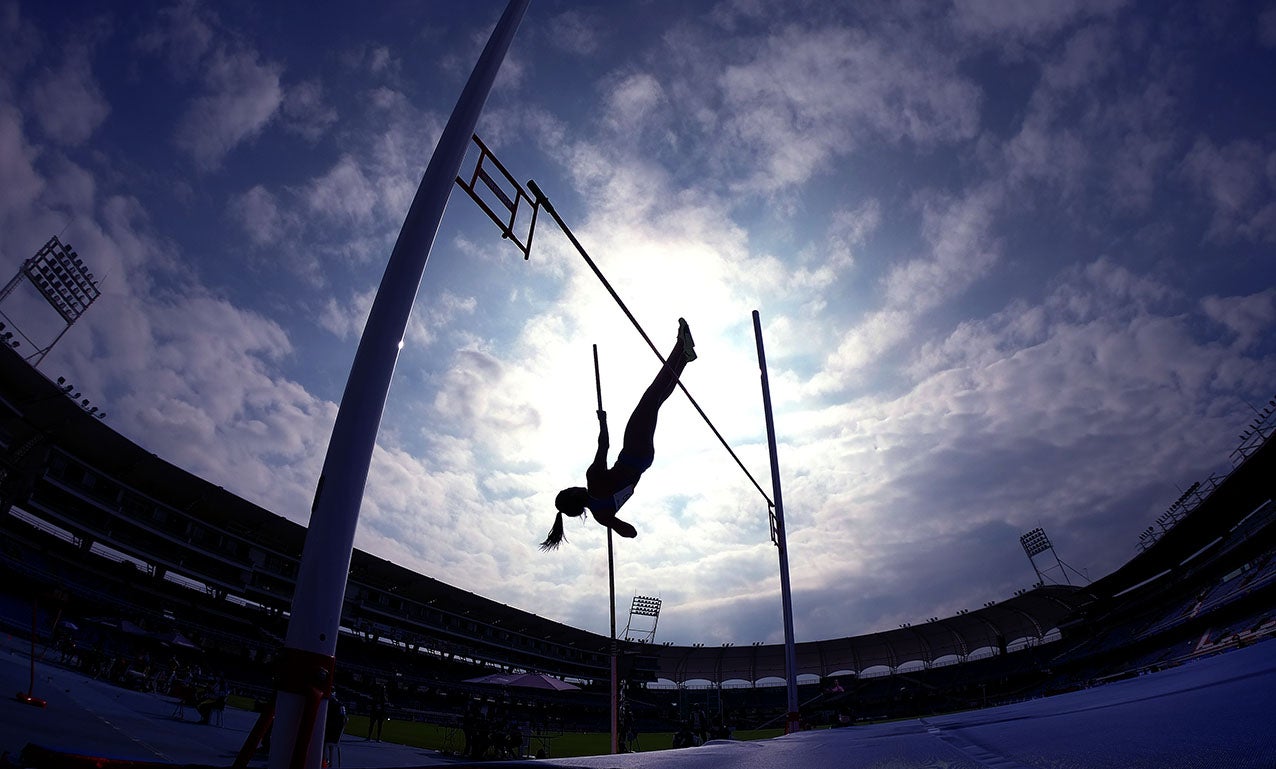 Atletismo jueves 2 diciembre salto con garrocha y lanzamiento martillo