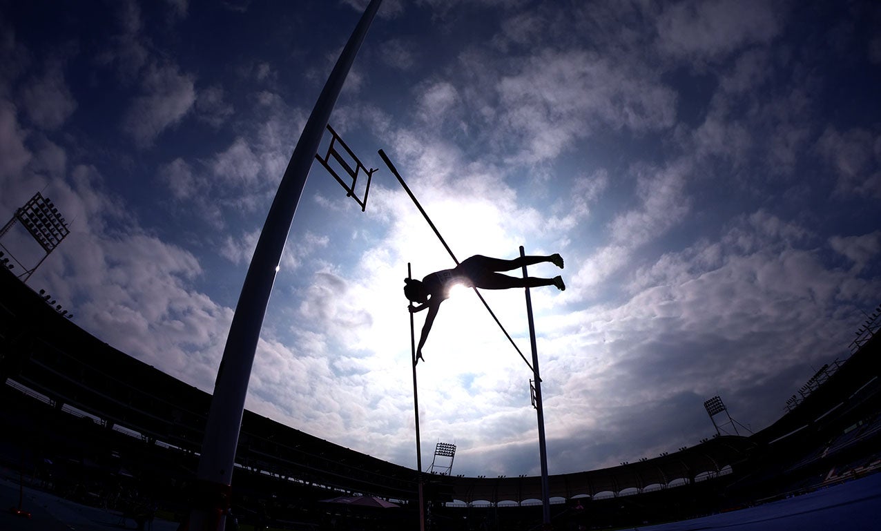 Atletismo jueves 2 diciembre salto con garrocha y lanzamiento martillo
