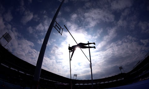 Atletismo jueves 2 diciembre salto con garrocha y lanzamiento martillo