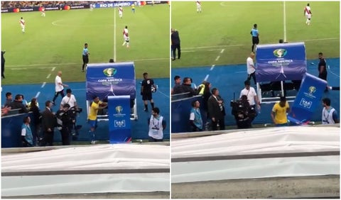 Gabriel Jesús empujando el VAR