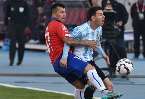 Gary Medel y Lionel Messi