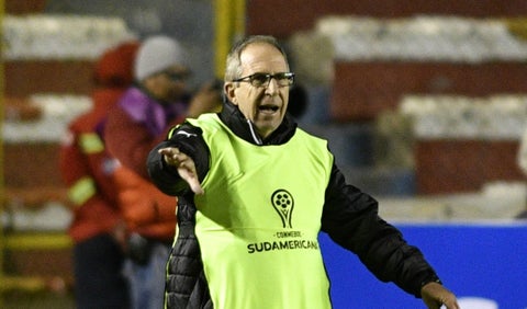 Gerardo Pelusso dirigiendo al Deportivo Cali ante Bolívar en la Copa Sudamericana