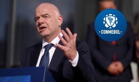 Gianni Infantino, presidente de la FIFA y logo Conmebol