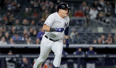 Giovanny Urshela luego de conectar el hit que le dio la victoria a los Yankees antes los Angelinos