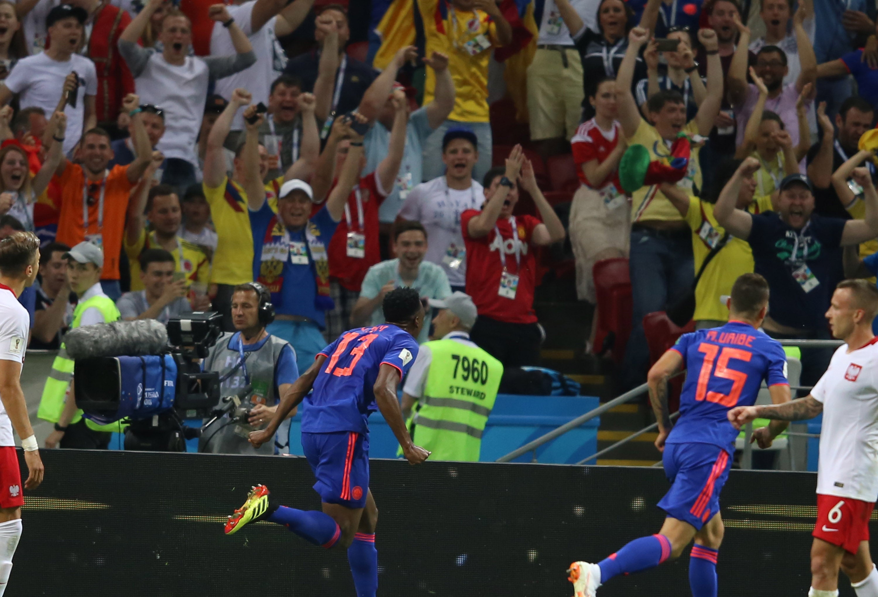 Los jugadores salen a correr tras el gol de Mina