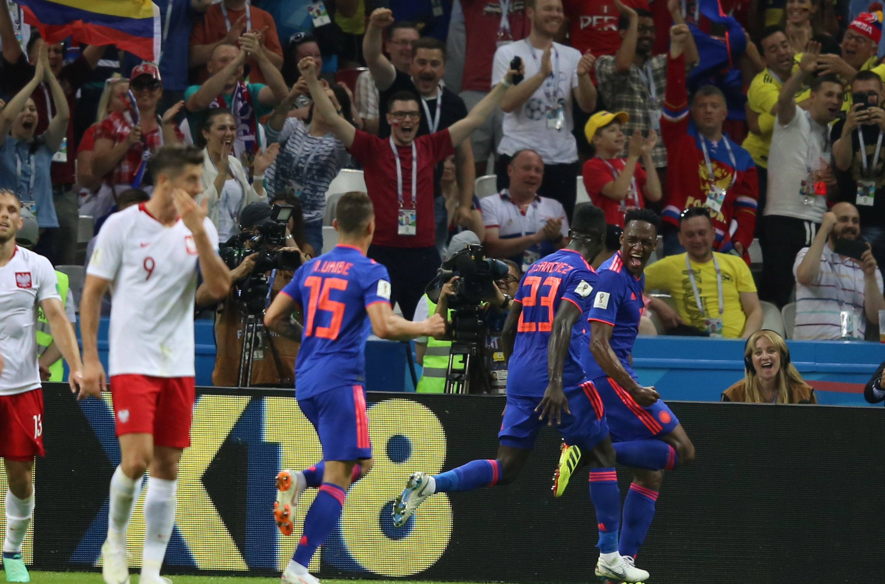 Los jugadores salen a correr tras el gol de Mina