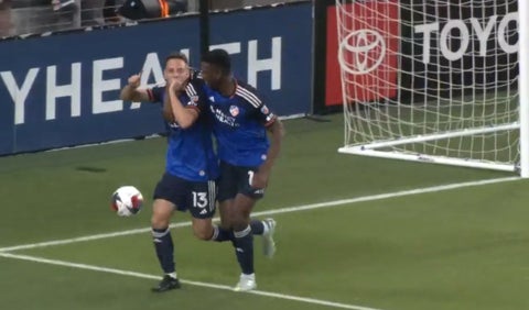 Gol de Santiago Arias en Cincinnati