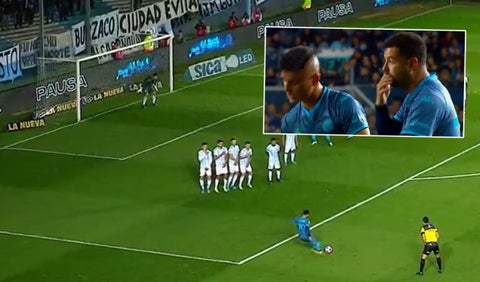 Edwin Cardona pelea por un tiro libre en Racing