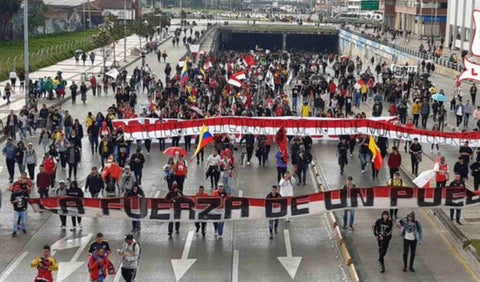Hinchas de Santa Fe en el paro 21N