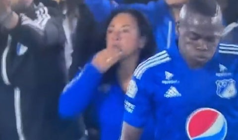 Hincha de Millonarios lanzó chicle a juez de línea