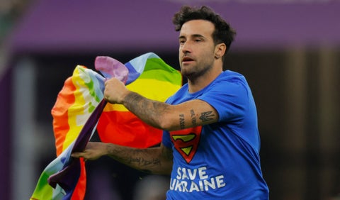 Hincha entra a la cancha con bandera LGBTI en Mundial de Qatar