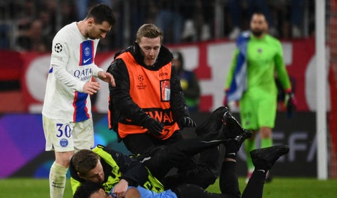 Hincha invadió cancha para alcanzar a Messi, Champions