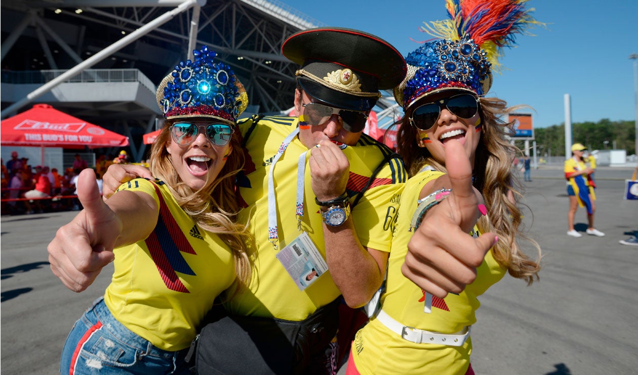 Hinchas de Colombia animar antes del partido frente a Senegal 