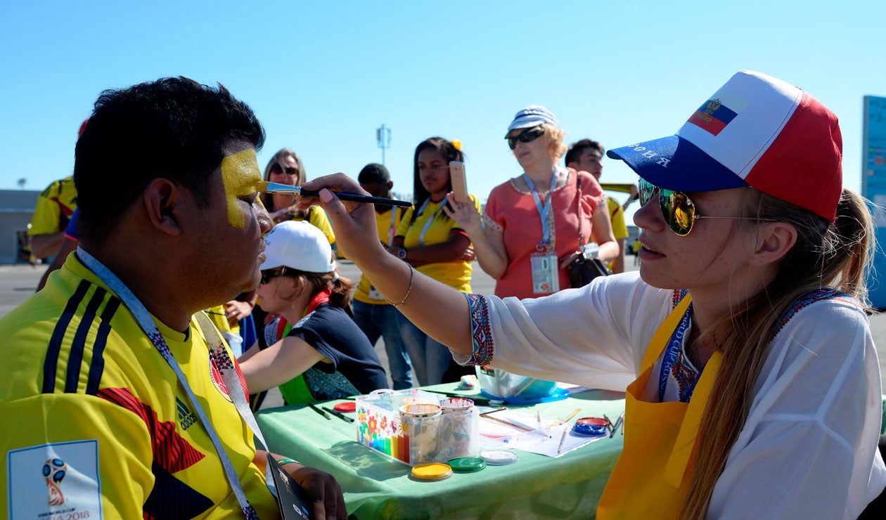 Hinchas de Colombia animar antes del partido frente a Senegal 