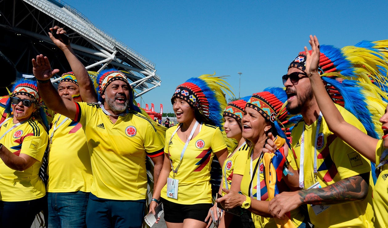 Hinchas de Colombia animar antes del partido frente a Senegal 