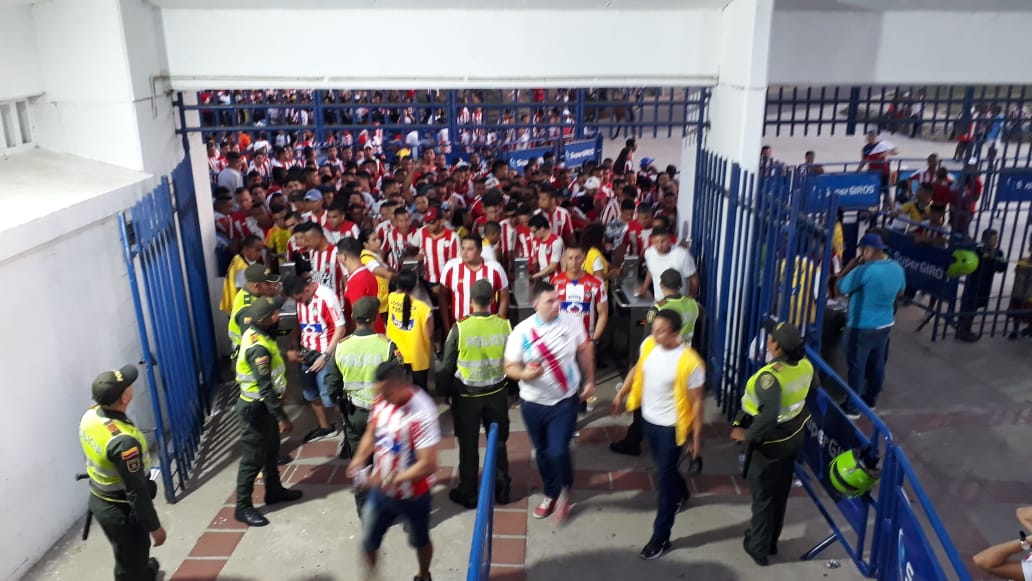Hinchas del Junior antes de la final de la Liga Águila ante Pasto 