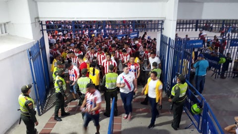 Hinchas del Junior antes de la final de la Liga Águila ante Pasto
