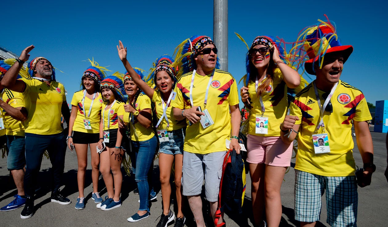 Hinchas de Colombia animar antes del partido frente a Senegal 