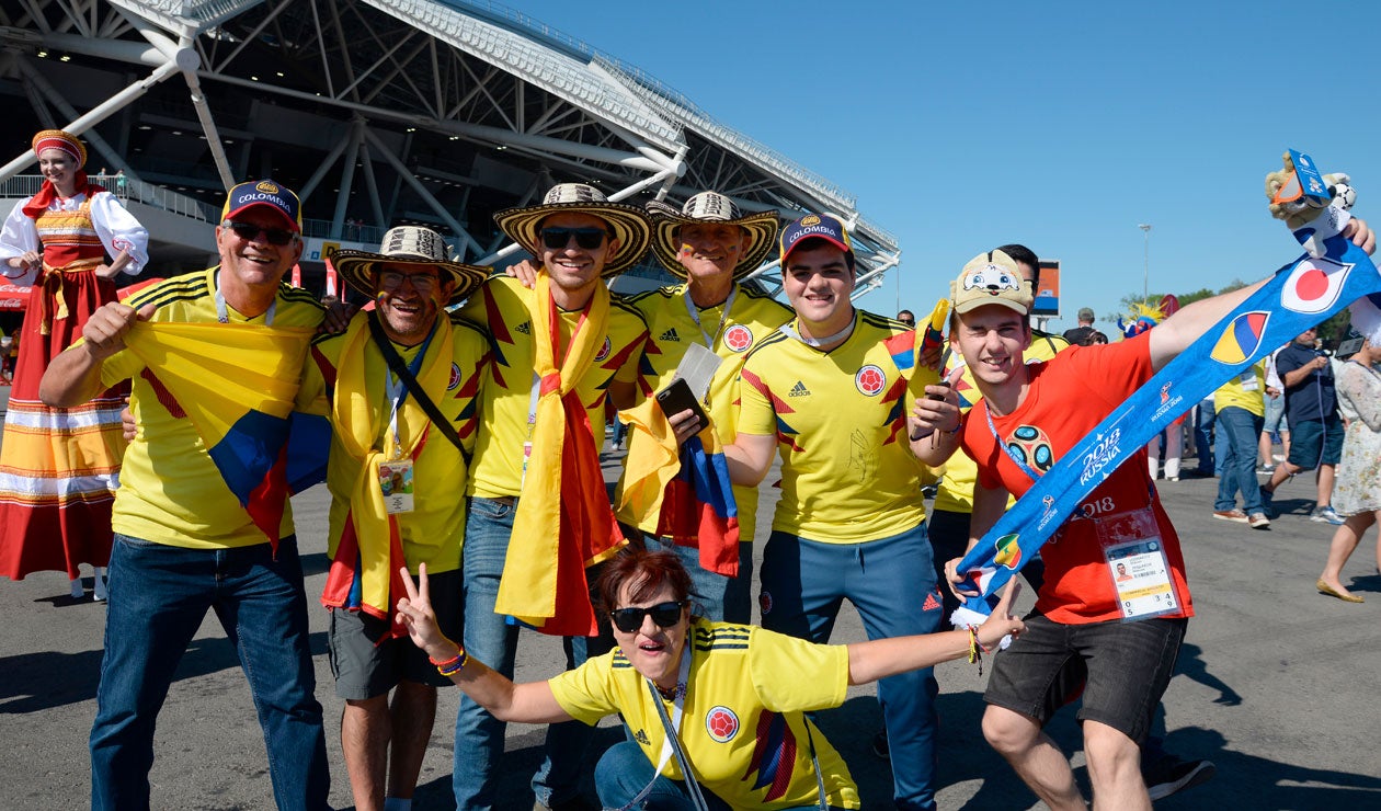 Hinchas de Colombia animar antes del partido frente a Senegal 