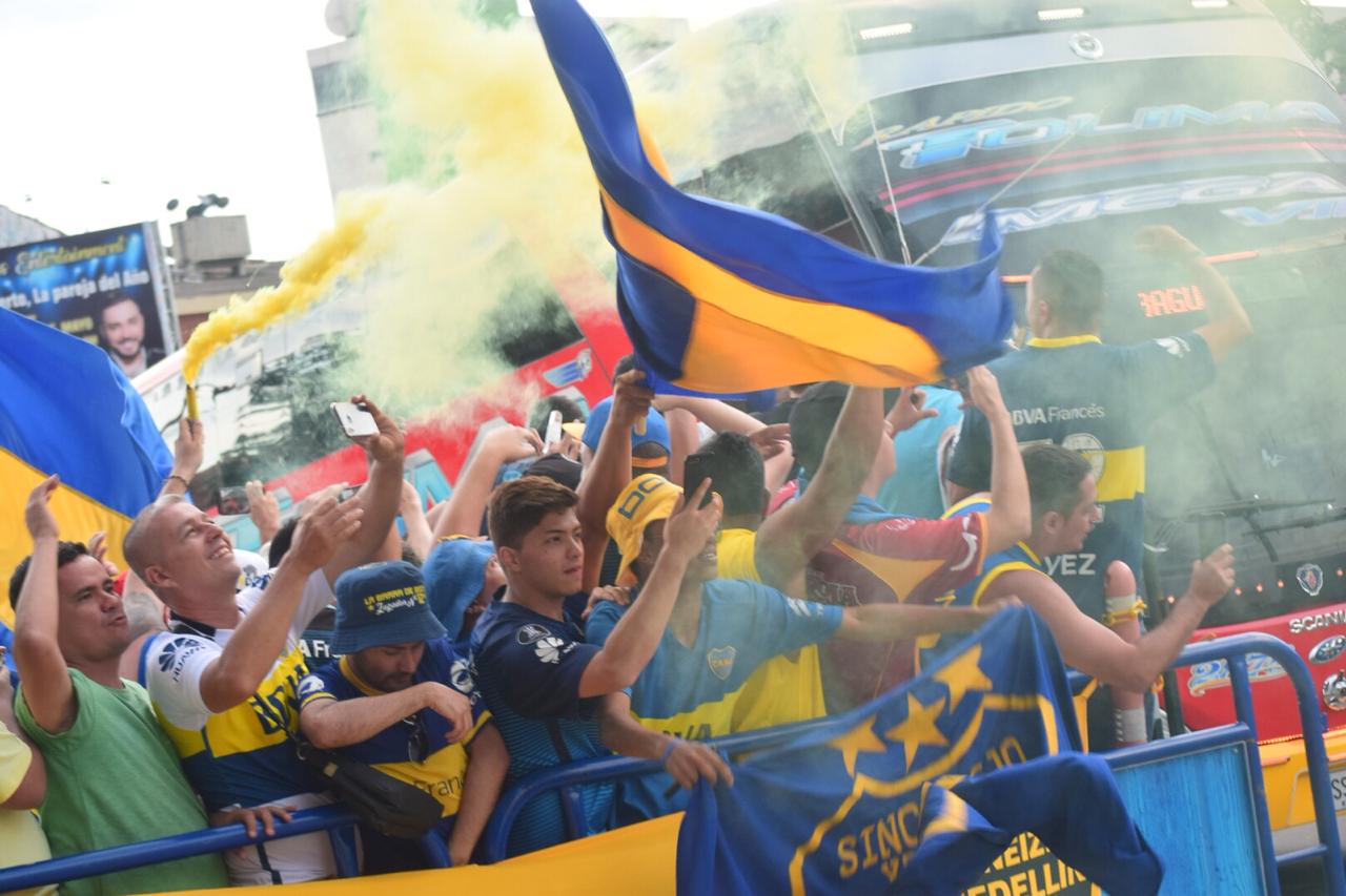 Hinchas del Boca Juniors a las afueras del hotel donde se hospedan los jugadores del equipo argentino.