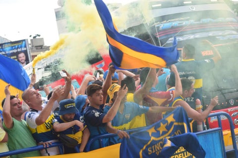 Hinchas del Boca Juniors a las afueras del hotel donde se hospedan los jugadores del equipo argentino.