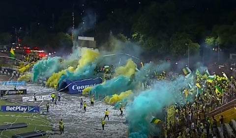 Hinchas de Huila reciben al equipo en la final del torneo