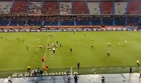 Hinchas de Junior invadieron la cancha