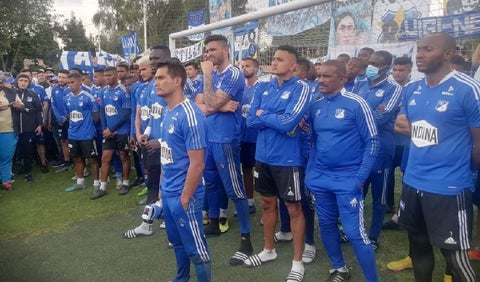 Hinchas de Millonarios acudieron a la sede para presionar a los jugadores.