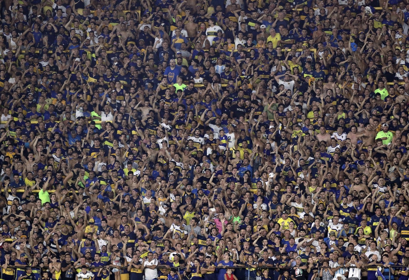 Hinchas en La Bombonera (1)