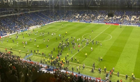 Hinchas no dejan celebrar el título al Barcelona