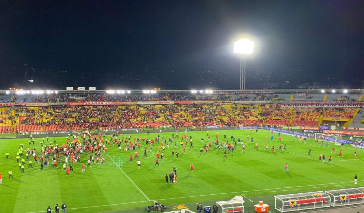 Enfrentamiento hinchas de Santa Fe y Nacional