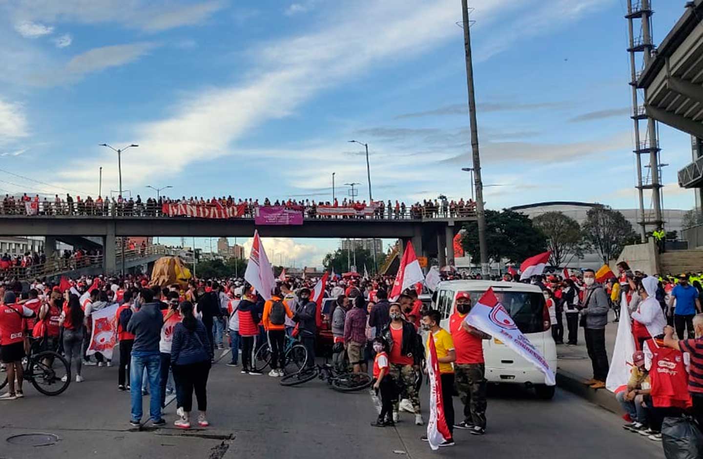 Aglomeración de hinchas de Santa Fe en el Campin