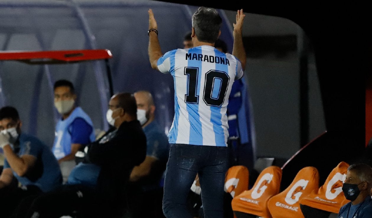 Uniformes en homenaje a Diego Maradona