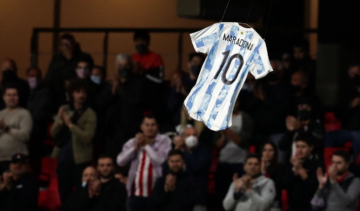 Uniformes en homenaje a Diego Maradona