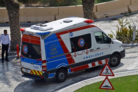 Equipos que corrían el UAE Tour siguen encerrados en el hotel de Abu Dabi