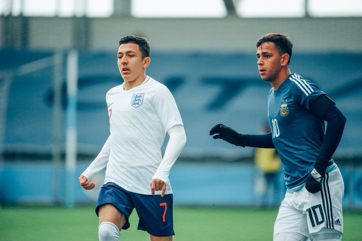 Ian Carlo Poveda jugando con la Selección de Inglaterra