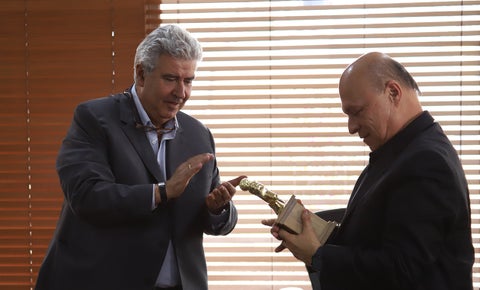Carlos Antonio Vélez recibiendo el Micrófono de Oro por parte de RCN Radio