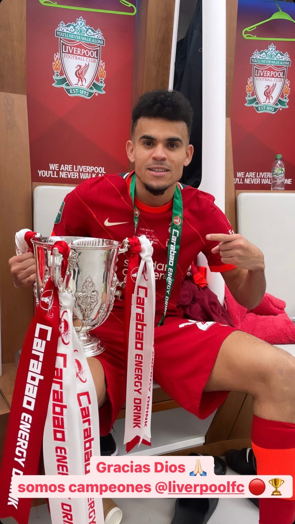 Captura de Luis Díaz celebrando el título de la Carabao Cup