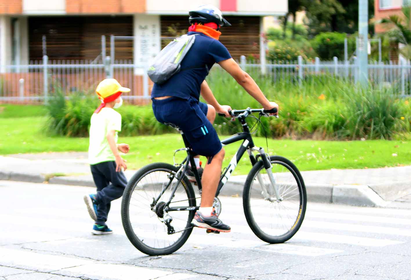 Captura de Luis Díaz celebrando el título de la Carabao Cup