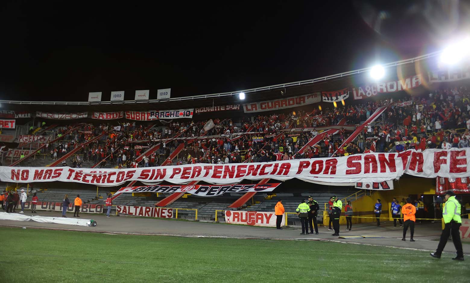Hinchada de Santa Fe en el Campín