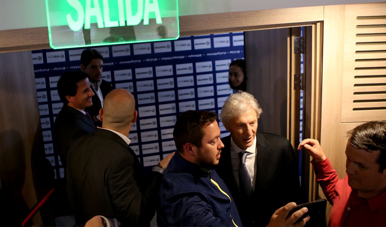 José Pékerman posa con un aficionado antes de anunciar su salida de la Selección Colombia