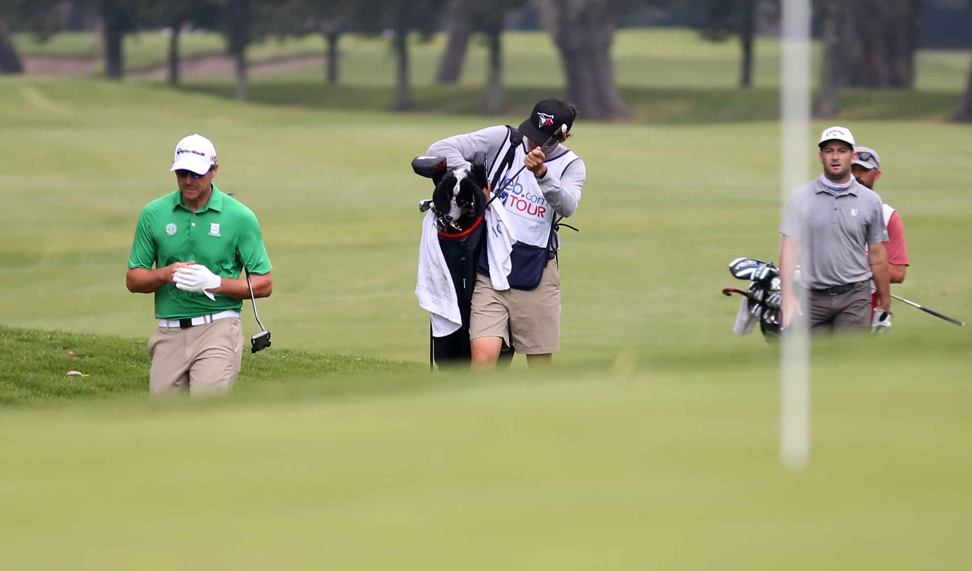Caddie de golf en el Country Club de Bogotá