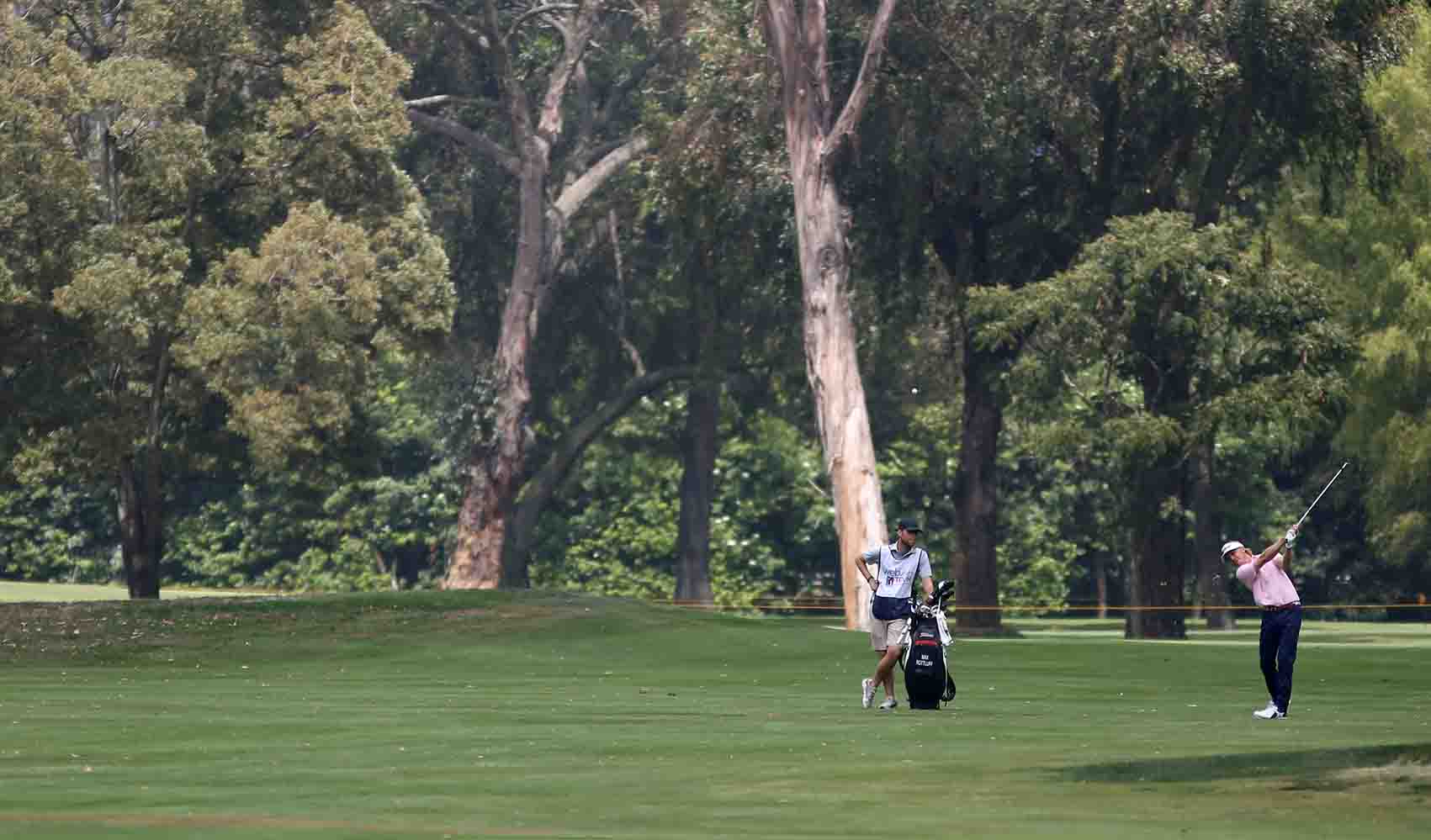 Caddie de golf en el Country Club de Bogotá