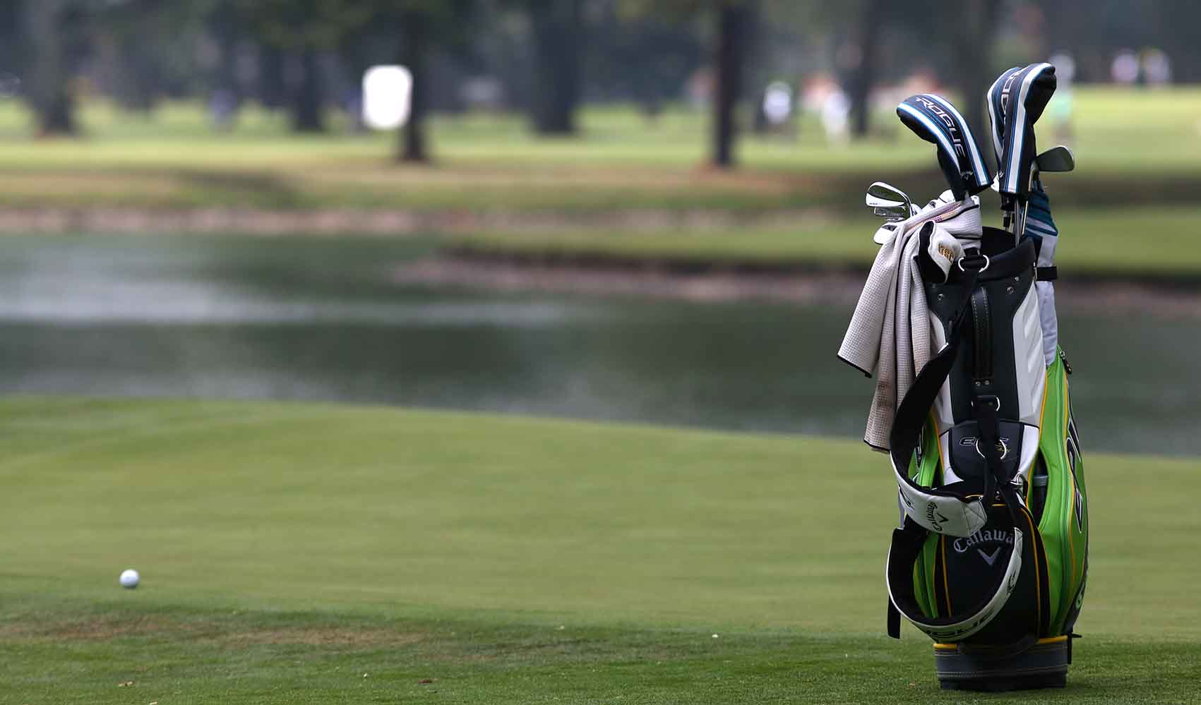 Caddie de golf en el Country Club de Bogotá