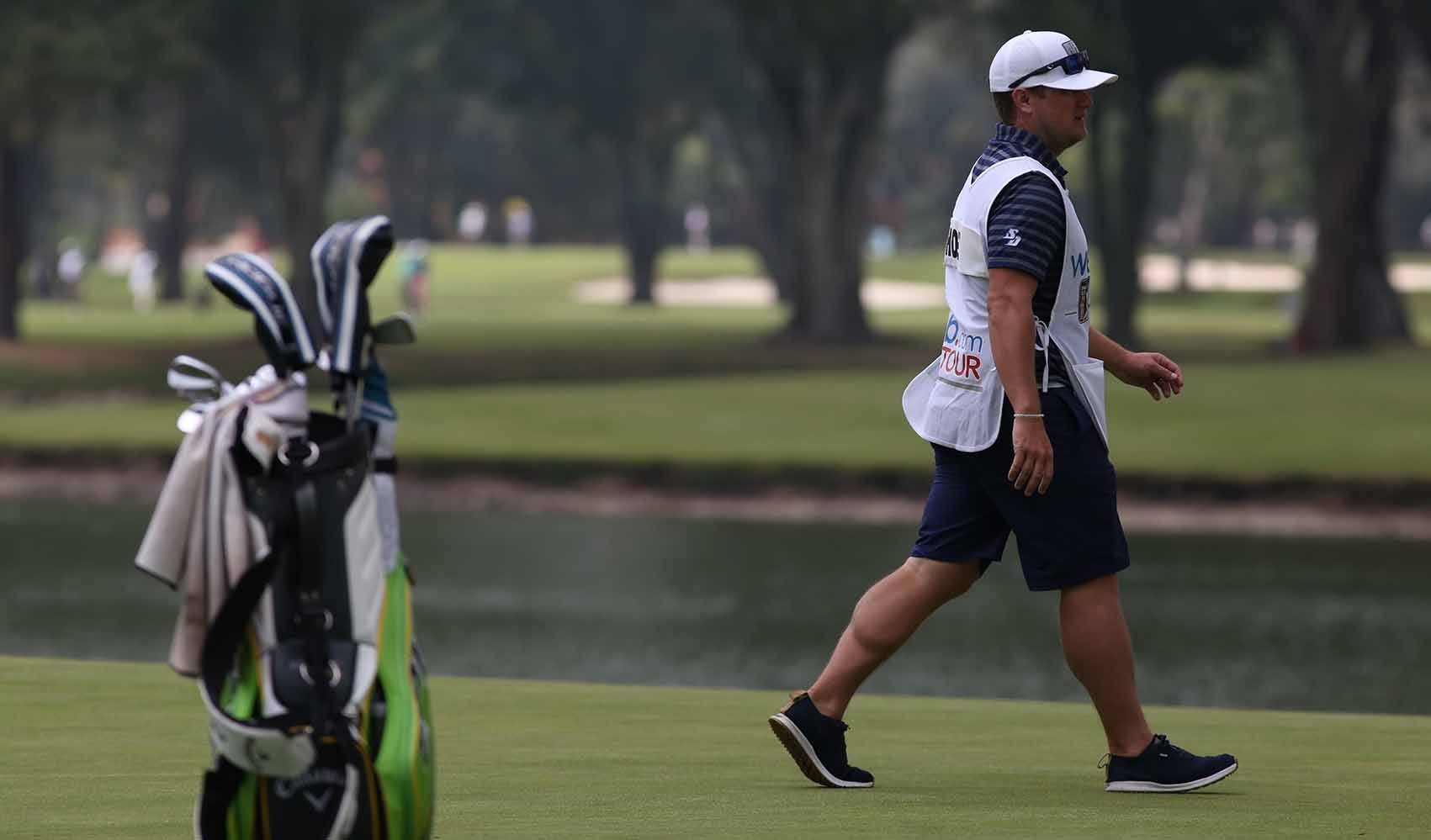 Caddie de golf en el Country Club de Bogotá