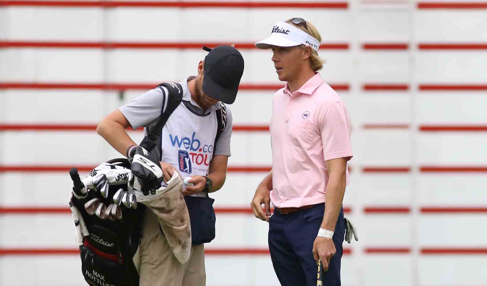 Caddie de golf en el Country Club de Bogotá