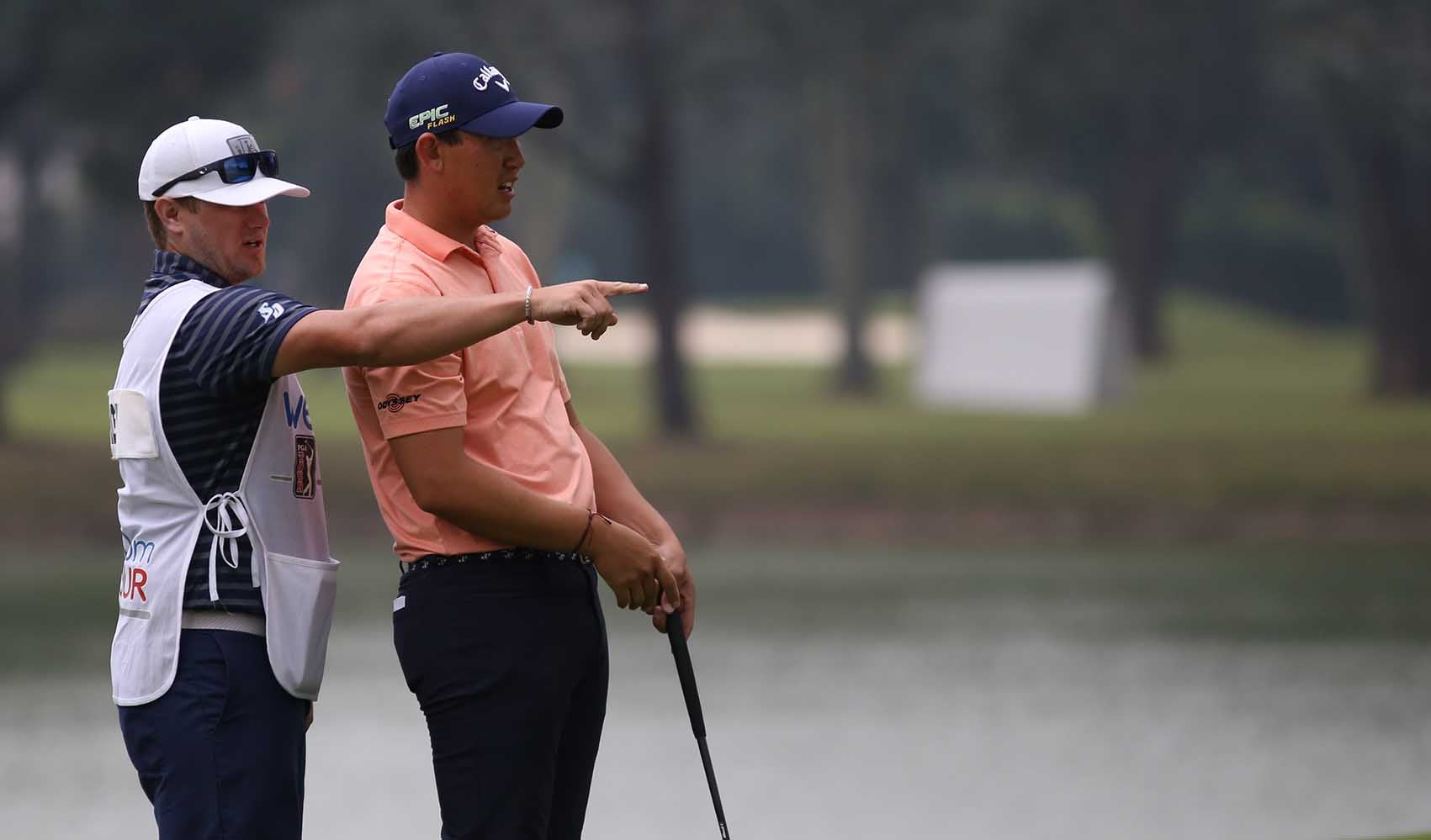 Caddie de golf en el Country Club de Bogotá