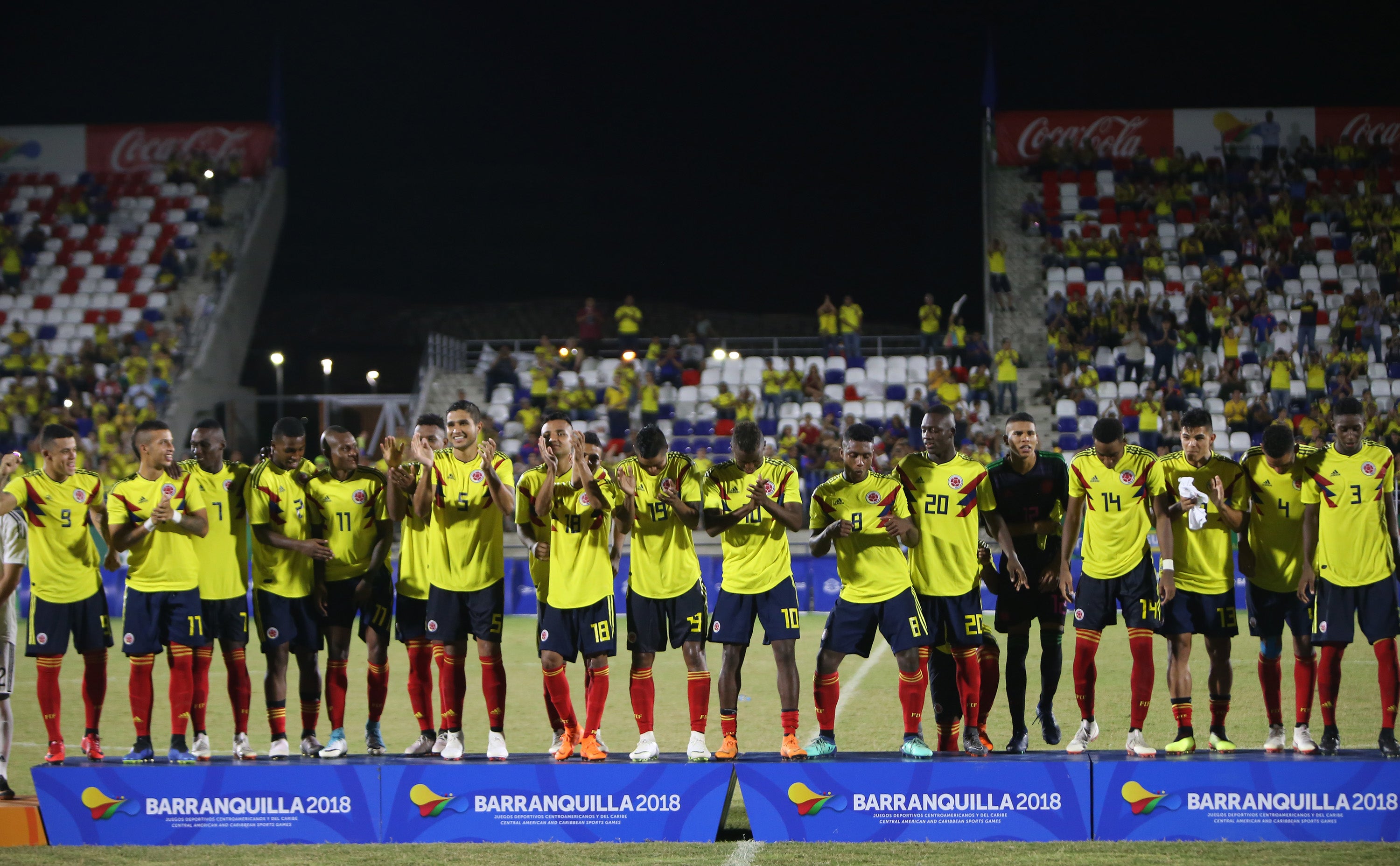 Selección Colombia de fútbol recibiendo la medalla de oro