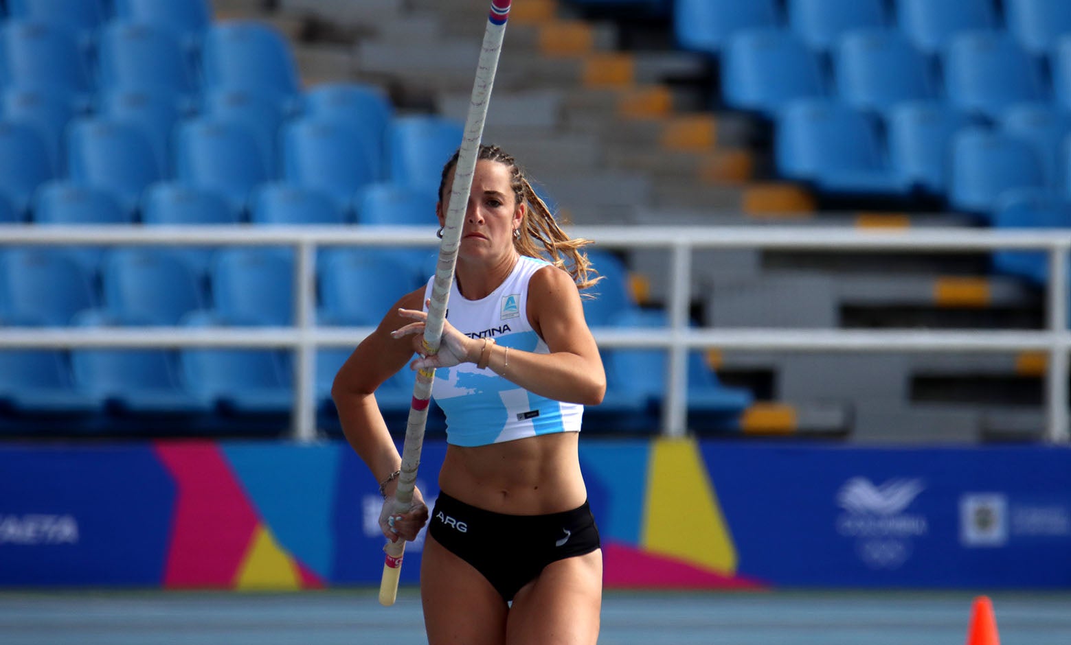 Atletismo jueves 2 diciembre salto con garrocha y lanzamiento martillo